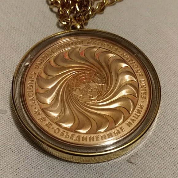 United Nations 1970 Youth for Peace Necklace - Picture 1 of 7